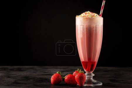 Téléchargez les photos : Milkshake aux fraises avec crème fouettée. - en image libre de droit