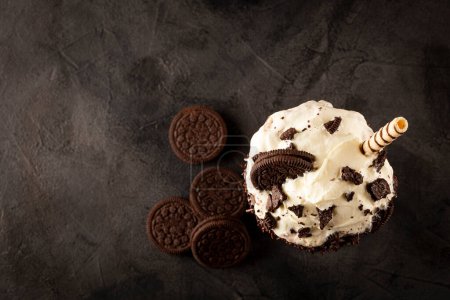 Téléchargez les photos : Milkshake au chocolat avec des morceaux de biscuits aux pépites de chocolat. - en image libre de droit