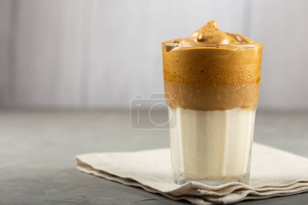 Foto de Dalgona helada Café, vaso con leche y crema de café. - Imagen libre de derechos