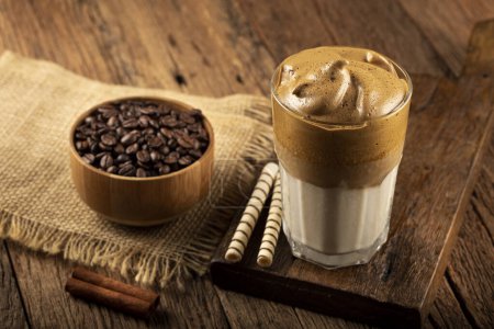 Téléchargez les photos : Café glacé Dalgona, verre avec lait et crème de café. - en image libre de droit