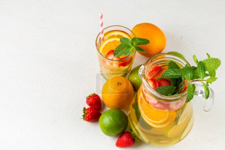 Téléchargez les photos : Eau aromatisée aux fruits frais d'été. - en image libre de droit