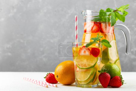 Foto de Agua aromatizada con fruta fresca de verano. - Imagen libre de derechos