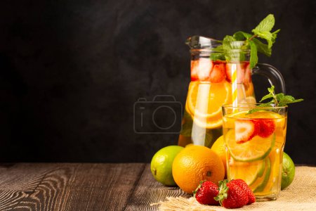 Foto de Agua aromatizada con fruta fresca de verano. - Imagen libre de derechos