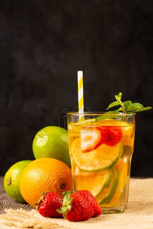 Téléchargez les photos : Eau aromatisée aux fruits frais d'été. - en image libre de droit