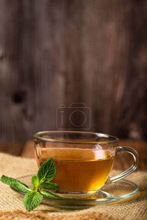 Téléchargez les photos : Une tasse de thé sur la table. - en image libre de droit
