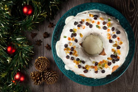Téléchargez les photos : Gâteau de Noël avec fondant et fruits confits. - en image libre de droit