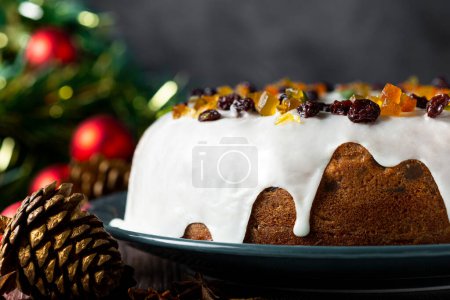Foto de Pastel de Navidad con fondant y fruta confitada. - Imagen libre de derechos