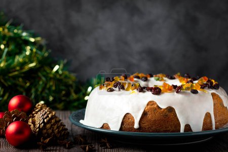 Téléchargez les photos : Gâteau de Noël avec fondant et fruits confits. - en image libre de droit