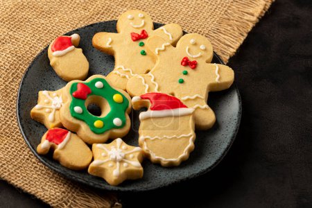 Varias galletas de jengibre caseras de Navidad.