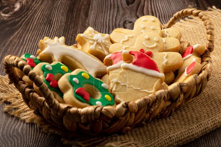 Téléchargez les photos : Divers biscuits maison au pain d'épice de Noël. - en image libre de droit
