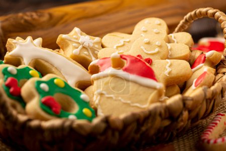 Téléchargez les photos : Divers biscuits maison au pain d'épice de Noël. - en image libre de droit