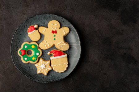 Foto de Varias galletas de jengibre caseras de Navidad. - Imagen libre de derechos