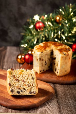 Téléchargez les photos : Panettone aux fruits confits, pain de Noël traditionnel. - en image libre de droit
