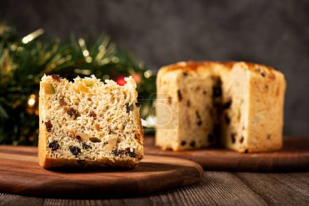 Foto de Panettone con frutas confitadas, pan tradicional de Navidad. - Imagen libre de derechos