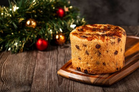Foto de Delicioso Panettone con chocolate. Panettone, comida de Navidad. - Imagen libre de derechos