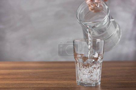 Glas Frischwasser auf dem Tisch.