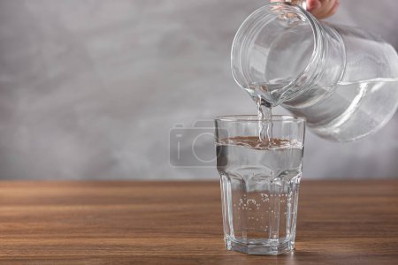 Téléchargez les photos : Verre d'eau douce sur la table
. - en image libre de droit