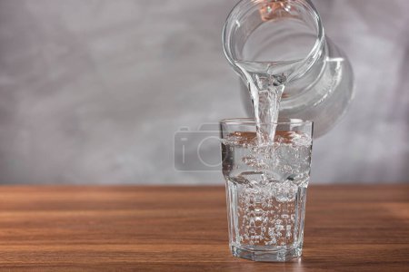 Foto de Vaso de agua dulce sobre la mesa
. - Imagen libre de derechos