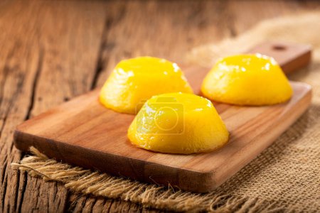 Téléchargez les photos : Quindim. Dessert traditionnel portugais à base d'œufs. - en image libre de droit