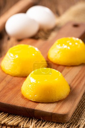 Foto de Quindim. Postre tradicional portugués a base de huevo. - Imagen libre de derechos