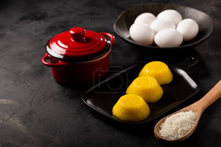 Téléchargez les photos : Quindim. Dessert traditionnel portugais à base d'œufs. - en image libre de droit