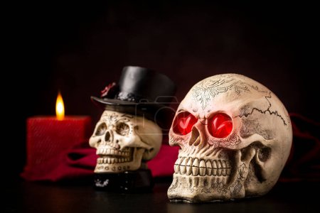 Foto de Calavera de Halloween sobre una mesa negra en fondo oscuro. - Imagen libre de derechos