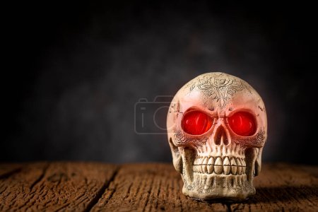Téléchargez les photos : Crâne de catrine d'Halloween sur une vieille table en bois en fond noir. - en image libre de droit