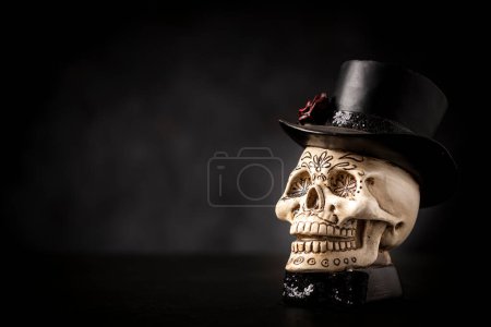 Téléchargez les photos : Crâne de catrine d'Halloween sur une table noire en arrière-plan sombre. - en image libre de droit
