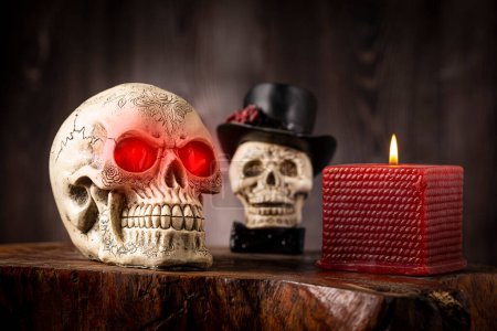 Halloween-Katrinenschädel auf einem alten Holztisch im rustikalen Hintergrund.