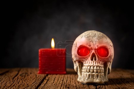 Téléchargez les photos : Crâne de catrine d'Halloween sur une vieille table en bois en fond noir. - en image libre de droit