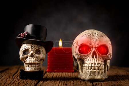 Halloween-Katrinenschädel auf einem alten Holztisch vor schwarzem Hintergrund.