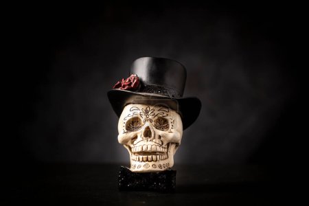 Téléchargez les photos : Crâne de catrine d'Halloween sur une table noire en arrière-plan sombre. - en image libre de droit