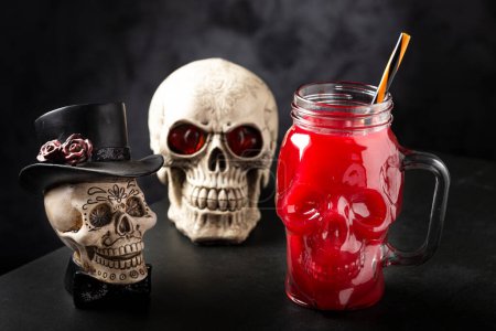 Foto de Bebida de Halloween. Bebida de sangre en vaso de cráneo. - Imagen libre de derechos
