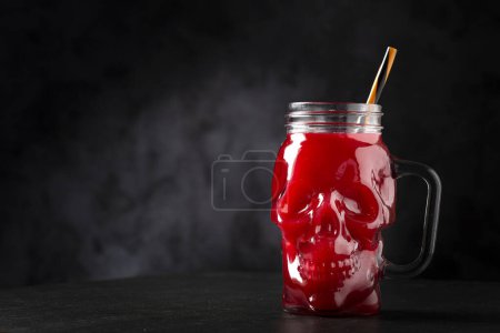 Téléchargez les photos : Un verre d'Halloween. Boisson de sang dans le verre du crâne. - en image libre de droit