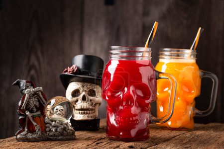 Téléchargez les photos : Un verre d'Halloween. Boisson à la citrouille et boisson de sang dans le verre du crâne. - en image libre de droit