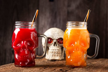 Téléchargez les photos : Un verre d'Halloween. Boisson à la citrouille et boisson de sang dans le verre du crâne. - en image libre de droit