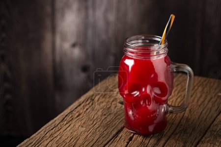 Foto de Bebida de Halloween. Bebida de sangre en vaso de cráneo. - Imagen libre de derechos
