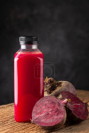 Foto de Zumo de remolacha roja en botella de plástico. - Imagen libre de derechos