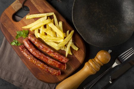 Téléchargez les photos : Saucisse allemande grillée aux frites. - en image libre de droit