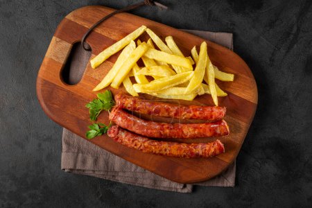 Téléchargez les photos : Saucisse allemande grillée aux frites. - en image libre de droit