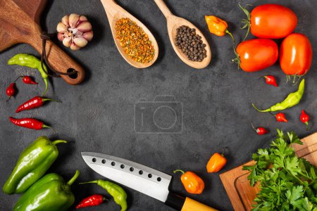 Foto de Ingredientes para cocinar con tomates, varios pimientos, ajo y pimientos verdes. - Imagen libre de derechos