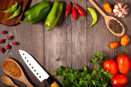 Téléchargez les photos : Ingrédients pour cuisiner avec des tomates, divers poivrons, ail et poivrons verts. - en image libre de droit
