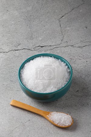 Foto de Cuenco con sal gruesa en la mesa. - Imagen libre de derechos