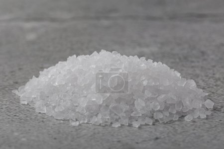 Foto de Un puñado de sal gruesa sobre la mesa. - Imagen libre de derechos