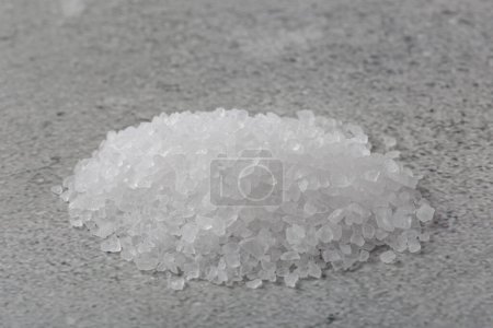 Un puñado de sal gruesa sobre la mesa.