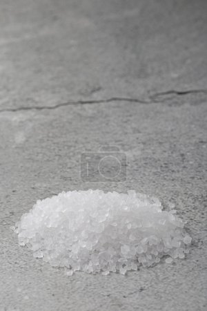 Eine Handvoll grobes Salz auf dem Tisch.