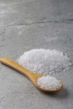 Foto de Un puñado de sal gruesa sobre la mesa. - Imagen libre de derechos