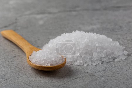 Un puñado de sal gruesa sobre la mesa.