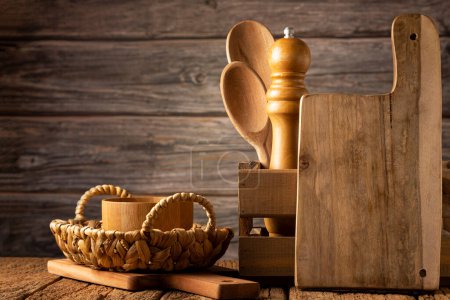 Téléchargez les photos : Ustensiles de cuisine en bois sur fond rustique. - en image libre de droit