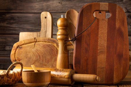 Utensilios de cocina de madera sobre fondo rústico.